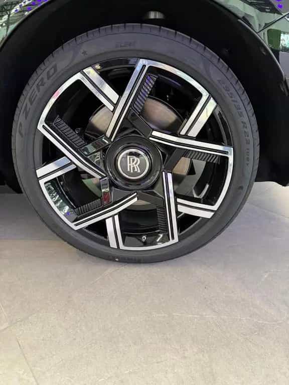 Rolls-Royce Cullinan Black Badge 01/2026-photo-3