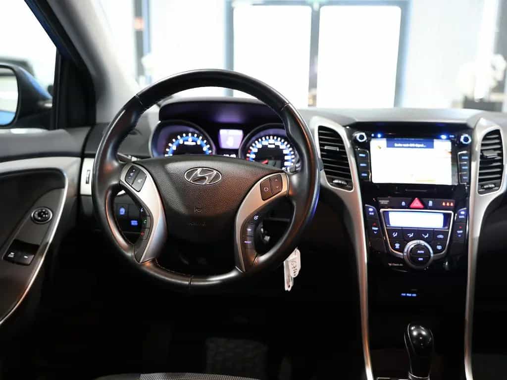 Hyundai i30 1.6 T-GDI STYLE / AUTOMATIK / NAVI+KAMERA 01/2017-photo-18