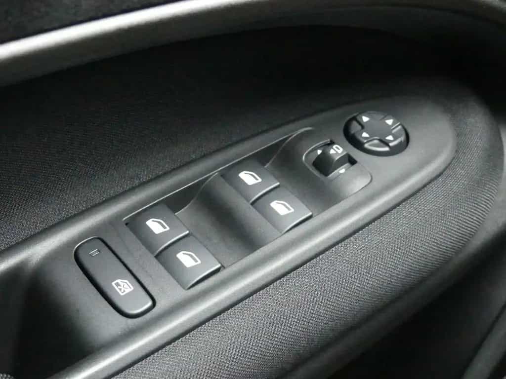Fiat 600 HYBRID 1.2 T3 100PS DCT CARPLAY SHZ PDC KOMF 06/2024-photo-18