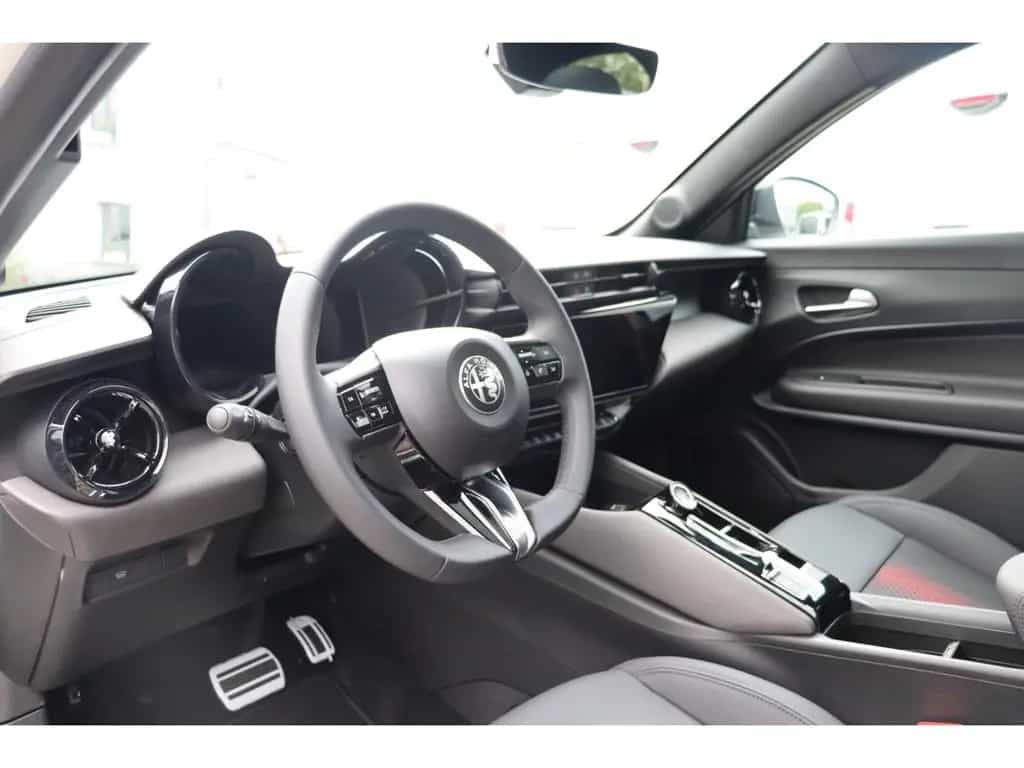 Alfa Romeo Junior IBRIDA TI 1.2 VGT 145PS DCT6 SCHIEBEDACH 05/2026-photo-11