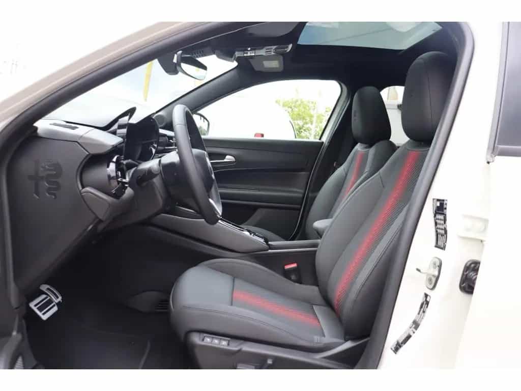 Alfa Romeo Junior IBRIDA TI 1.2 VGT 145PS DCT6 SCHIEBEDACH 05/2026-photo-12
