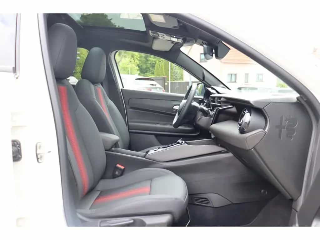 Alfa Romeo Junior IBRIDA TI 1.2 VGT 145PS DCT6 SCHIEBEDACH 05/2026-photo-19