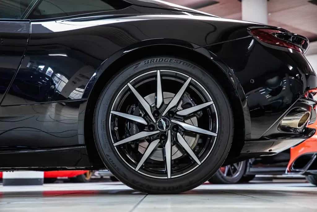 Aston Martin DB11 V8 - 360°VIEW|BRIGHT PACK|HEATED AND VENTIL 12/2019-photo-11