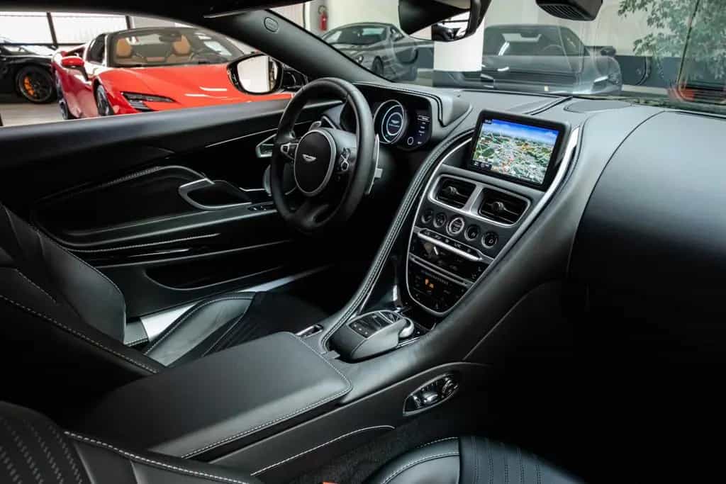 Aston Martin DB11 V8 - 360°VIEW|BRIGHT PACK|HEATED AND VENTIL 12/2019-photo-13