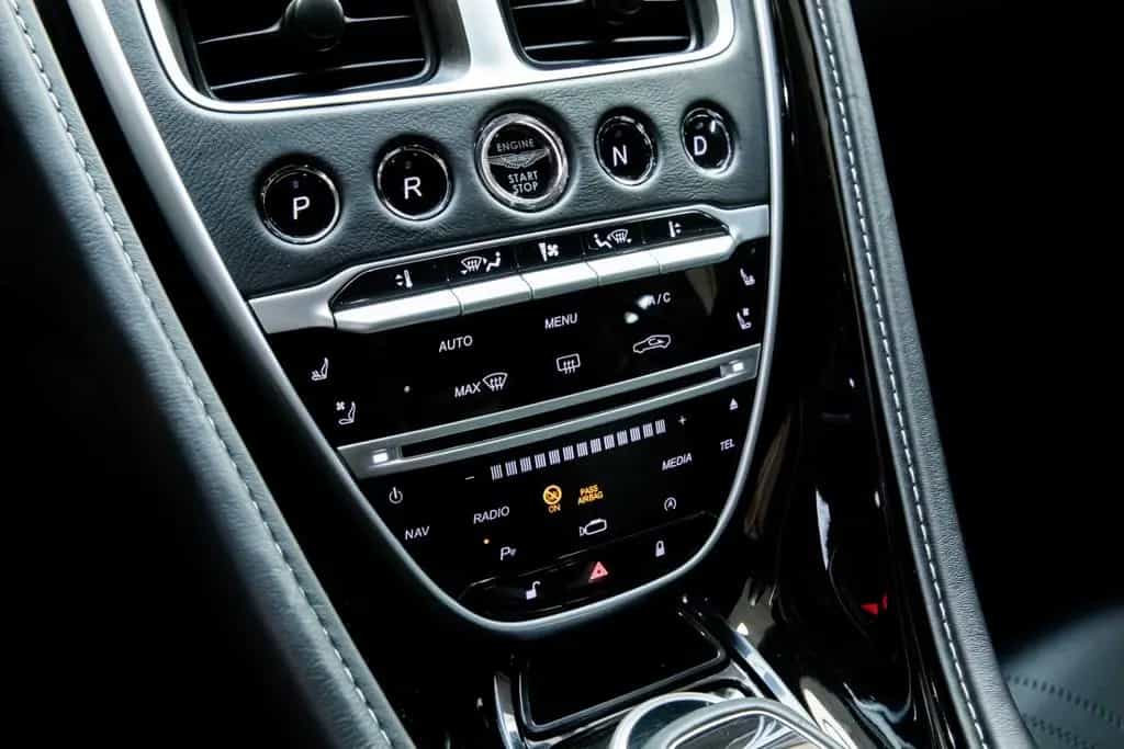 Aston Martin DB11 V8 - 360°VIEW|BRIGHT PACK|HEATED AND VENTIL 12/2019-photo-20
