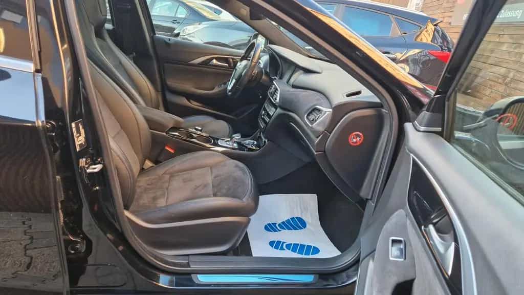 Infiniti Q30 S 1.6t DCT FWD Sport, 360° Kamera, Navi 05/2017-photo-11