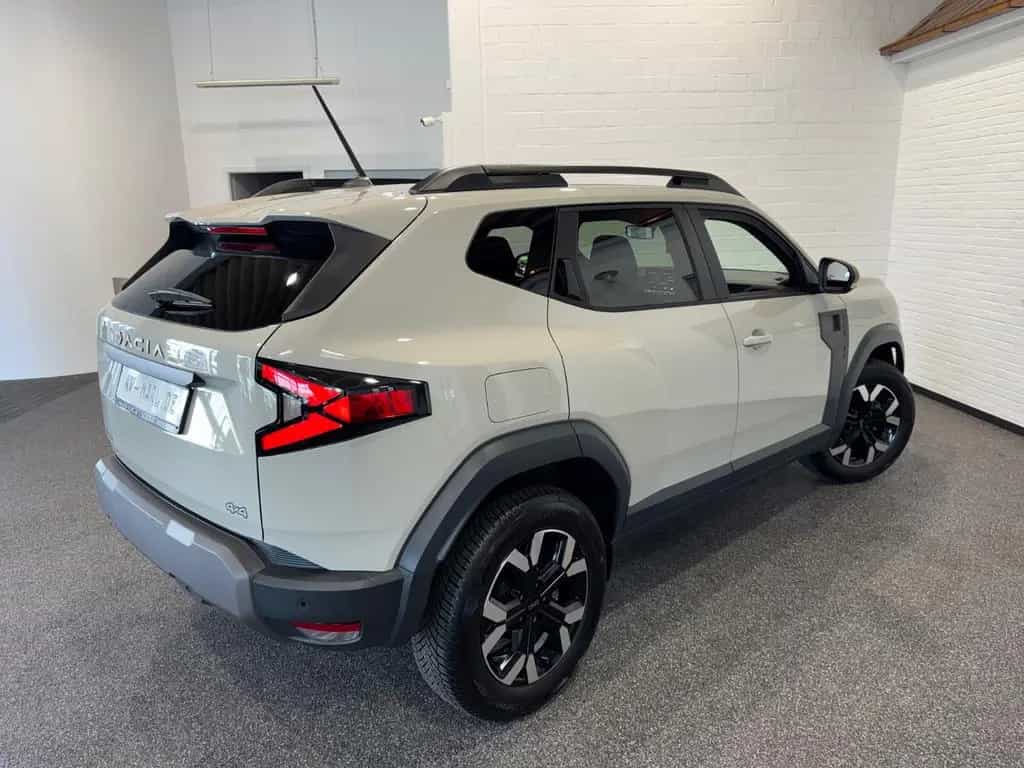 Dacia Duster III TCe 130 Extreme 4x4 NAVI ALLWETTER 03/2025-photo-4
