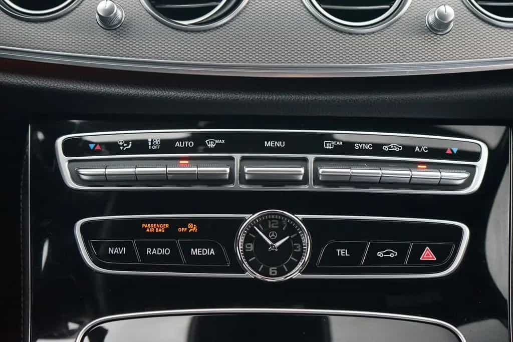 Mercedes-Benz E 220 E220 T d Avantgarde LED Navi ACC Kamera 11/2019-photo-18