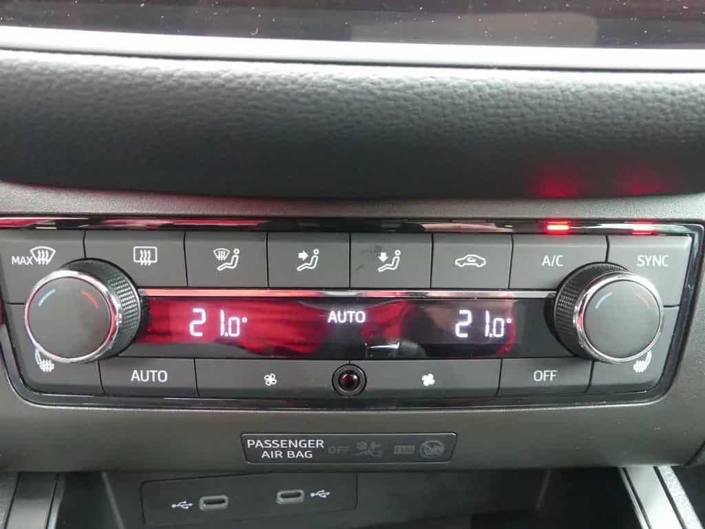 Seat Ibiza 1.0 TSI FR Black Edition ACC LED Kamera Be 10/2020-photo-19