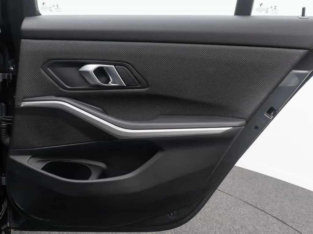 BMW 330 i xD Alarm AHK DAB Panorama Individual Sport 03/2022-photo-34