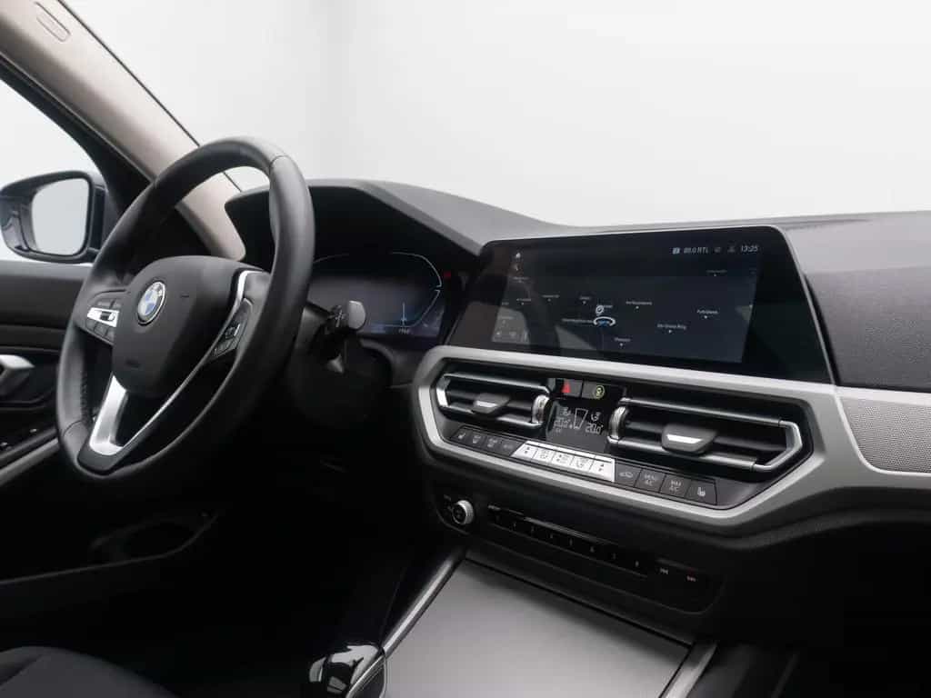 BMW 330 i xD Alarm AHK DAB Panorama Individual Sport 03/2022-photo-39