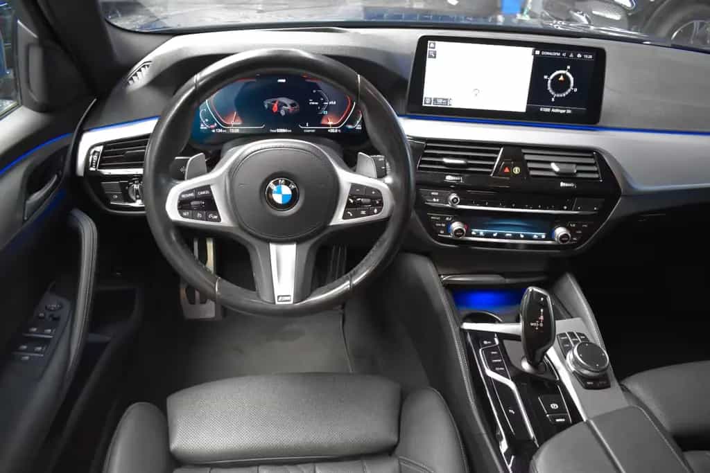 BMW 520 d Touring M SPORT*AHK*HIFI*LED*LEDER*NAVI* 03/2021-photo-1