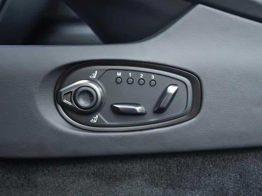 Aston Martin DB12 Volante null-photo-16