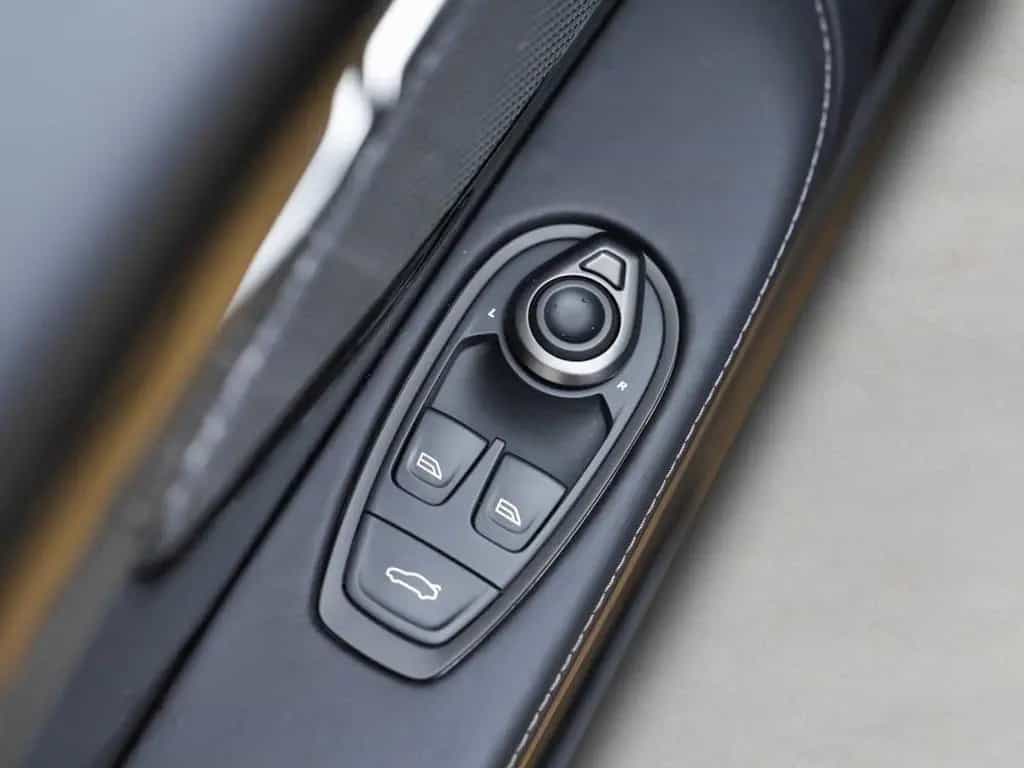 Aston Martin DB12 Volante null-photo-21