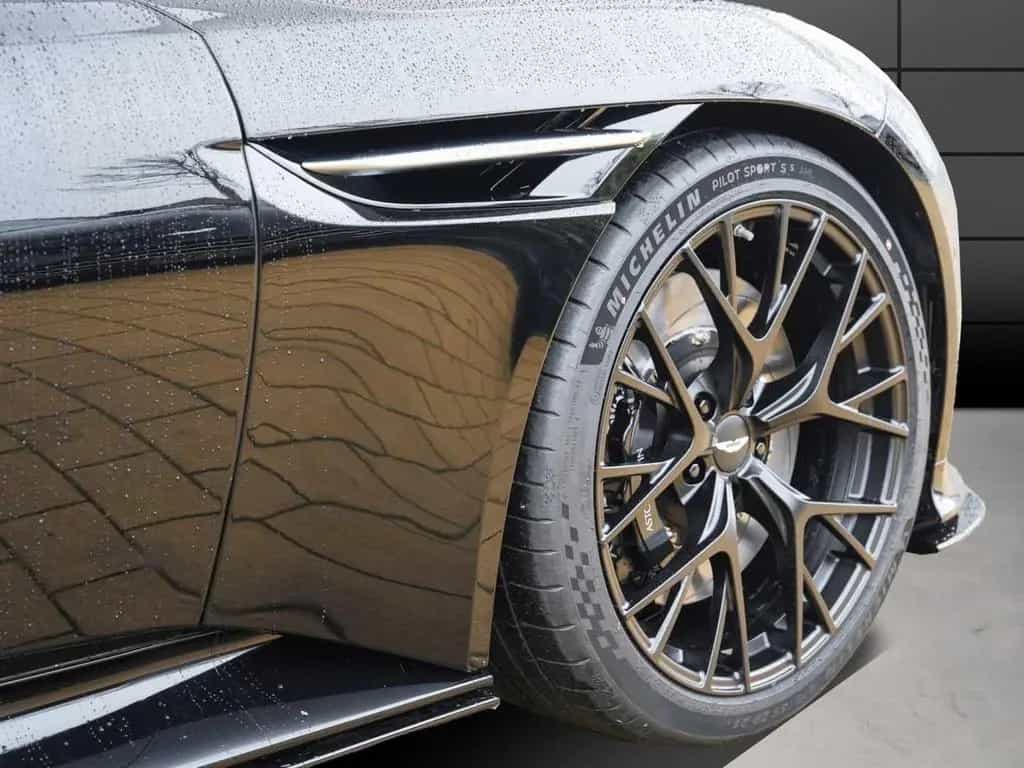 Aston Martin DB12 Volante null-photo-4