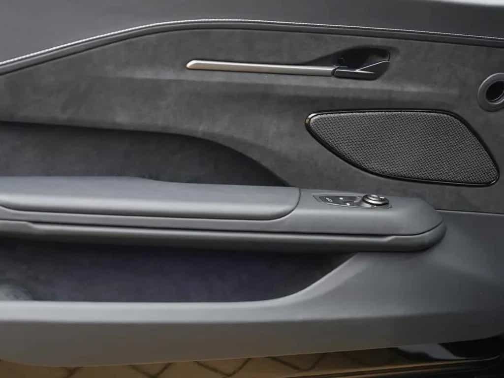 Aston Martin V8 Vantage Roadster null-photo-25