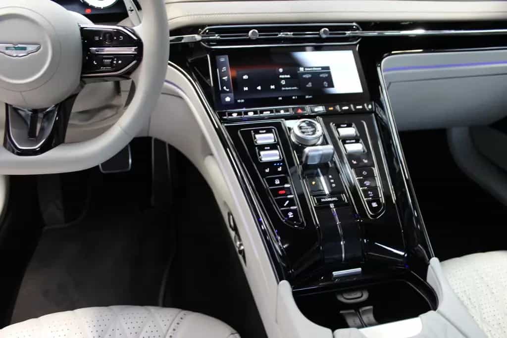 Aston Martin DB12 Coupe 04/2026-photo-20