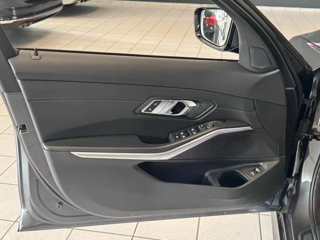 BMW 320 d xDrive Touring M Sport Auto 09/2021-photo-17