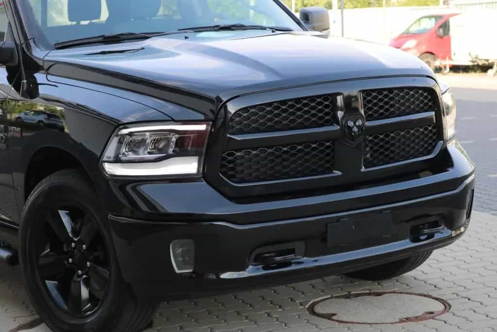 Dodge RAM 1500 5.7 V8 Crew Cab Black/PANO/KAMERA/NAVI 09/2025-photo-1