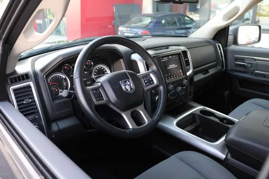Dodge RAM 1500 5.7 V8 Crew Cab Black/PANO/KAMERA/NAVI 09/2025-photo-16