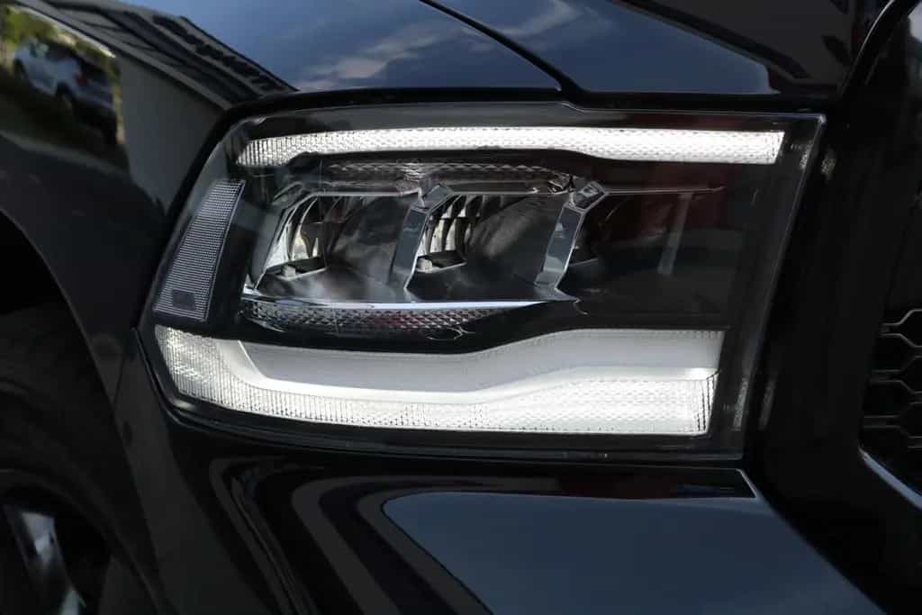 Dodge RAM 1500 5.7 V8 Crew Cab Black/PANO/KAMERA/NAVI 09/2025-photo-2