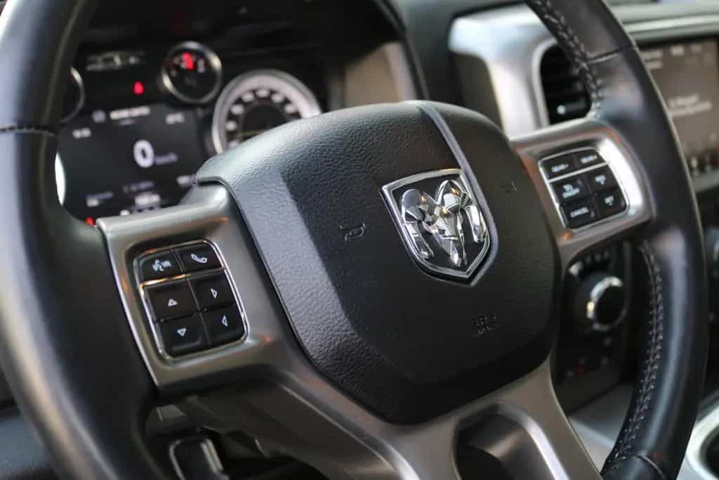 Dodge RAM 1500 5.7 V8 Crew Cab Black/PANO/KAMERA/NAVI 09/2025-photo-22