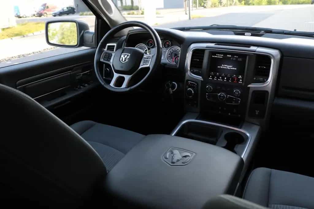 Dodge RAM 1500 5.7 V8 Crew Cab Black/PANO/KAMERA/NAVI 09/2025-photo-27