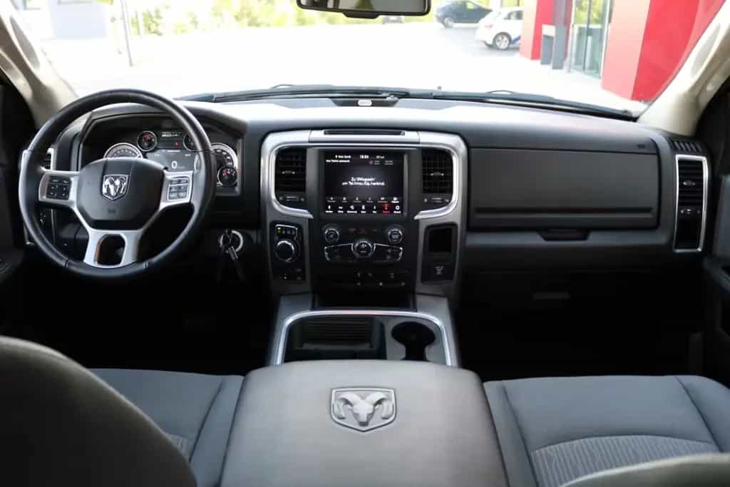 Dodge RAM 1500 5.7 V8 Crew Cab Black/PANO/KAMERA/NAVI 09/2025-photo-28