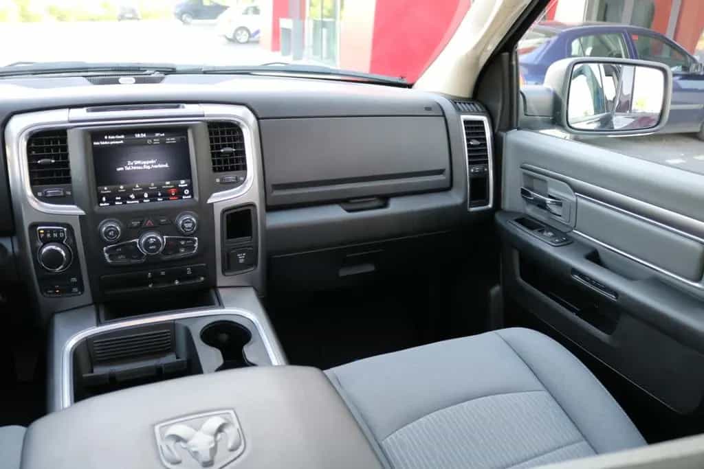 Dodge RAM 1500 5.7 V8 Crew Cab Black/PANO/KAMERA/NAVI 09/2025-photo-29