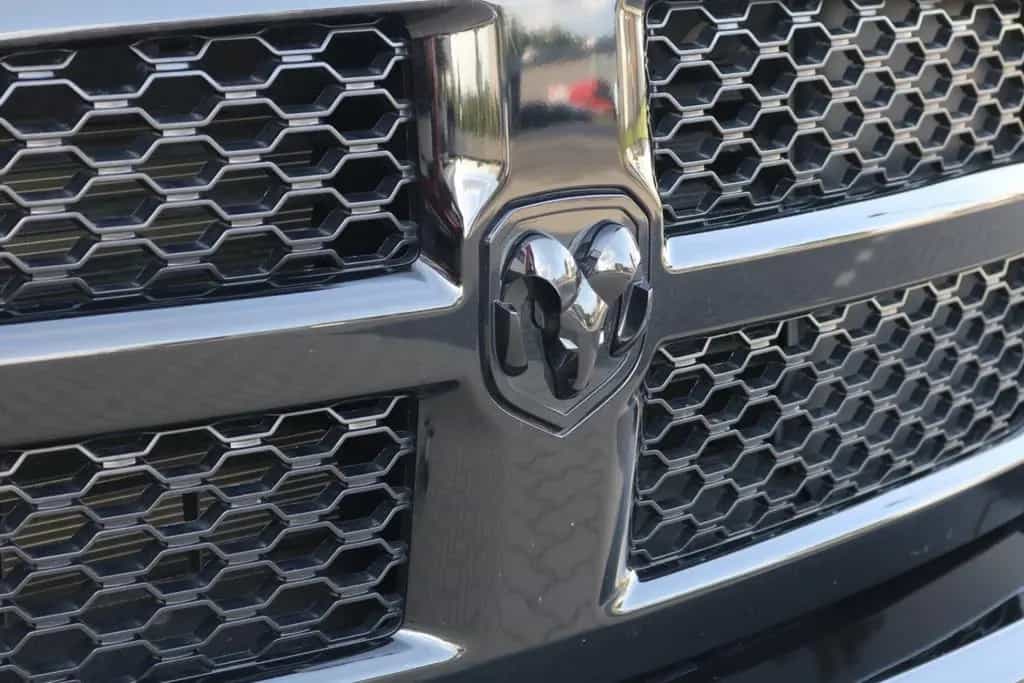 Dodge RAM 1500 5.7 V8 Crew Cab Black/PANO/KAMERA/NAVI 09/2025-photo-3