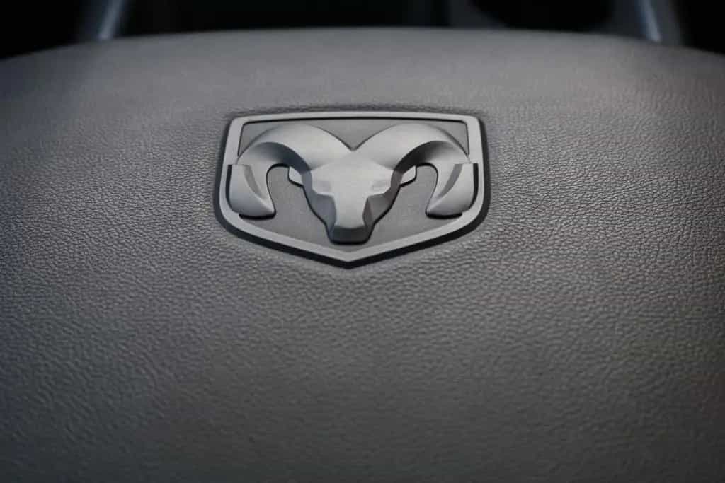 Dodge RAM 1500 5.7 V8 Crew Cab Black/PANO/KAMERA/NAVI 09/2025-photo-30