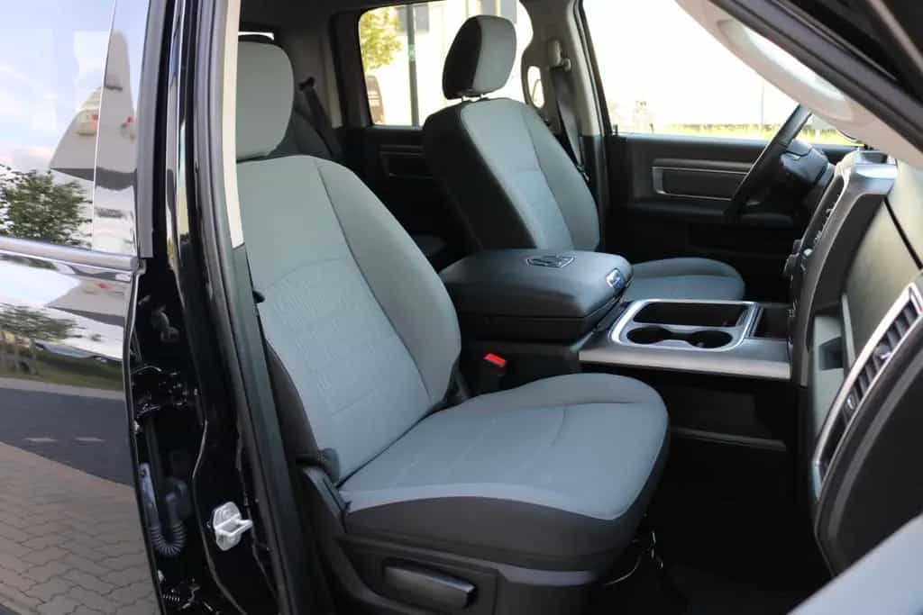 Dodge RAM 1500 5.7 V8 Crew Cab Black/PANO/KAMERA/NAVI 09/2025-photo-31