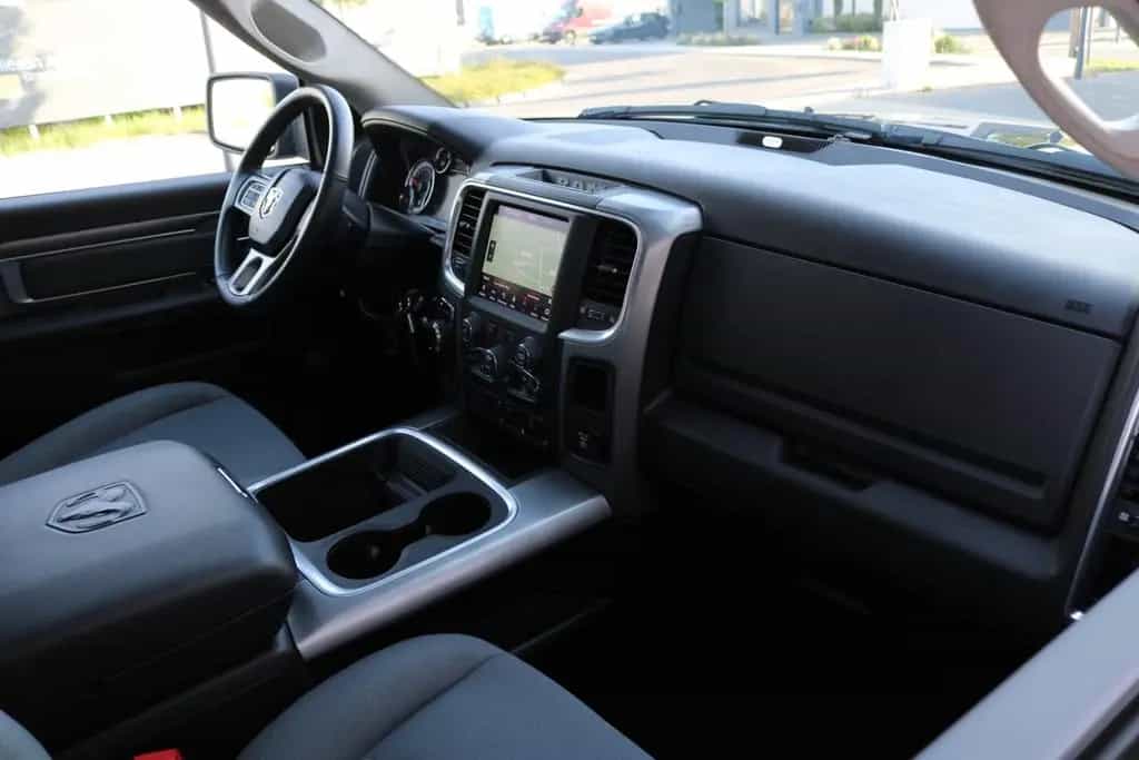 Dodge RAM 1500 5.7 V8 Crew Cab Black/PANO/KAMERA/NAVI 09/2025-photo-32