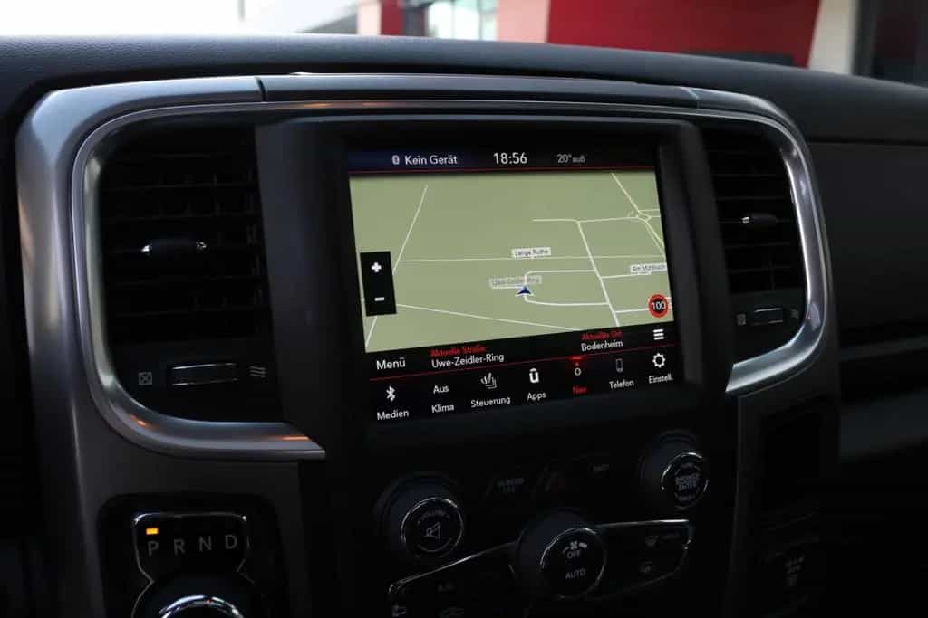 Dodge RAM 1500 5.7 V8 Crew Cab Black/PANO/KAMERA/NAVI 09/2025-photo-35