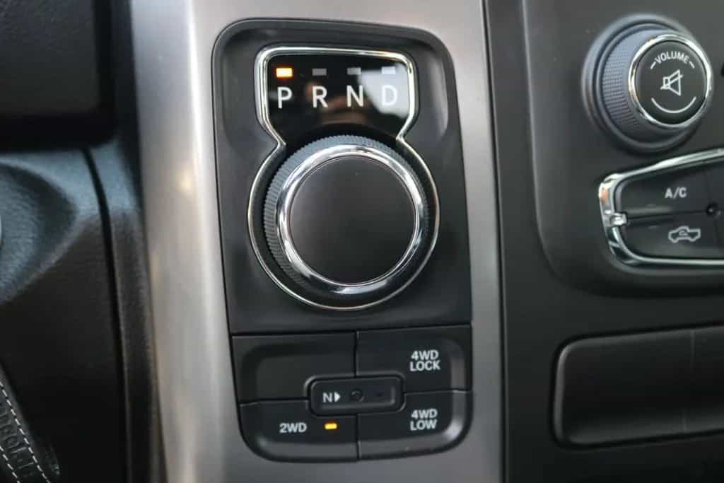 Dodge RAM 1500 5.7 V8 Crew Cab Black/PANO/KAMERA/NAVI 09/2025-photo-37