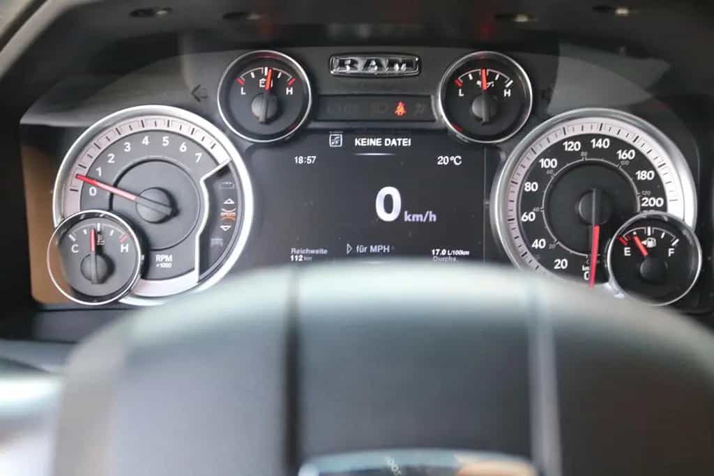 Dodge RAM 1500 5.7 V8 Crew Cab Black/PANO/KAMERA/NAVI 09/2025-photo-39