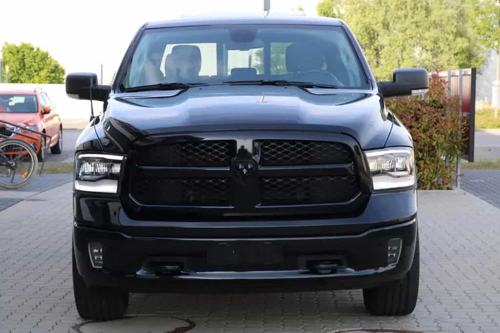 Dodge RAM 1500 5.7 V8 Crew Cab Black/PANO/KAMERA/NAVI 09/2025-photo-5
