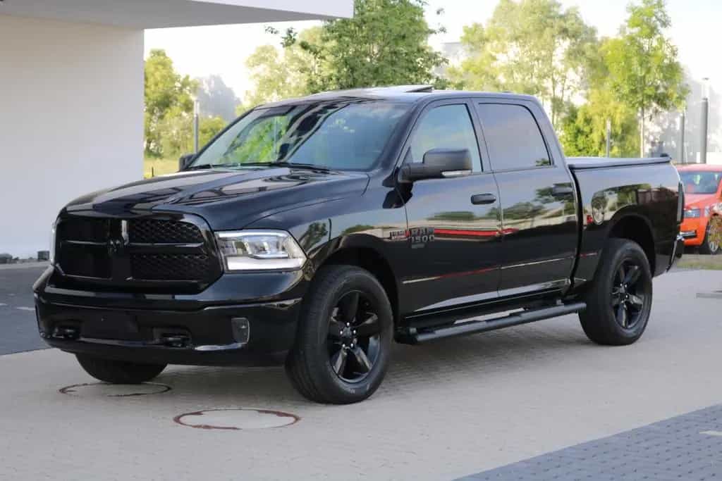Dodge RAM 1500 5.7 V8 Crew Cab Black/PANO/KAMERA/NAVI 09/2025-photo-6