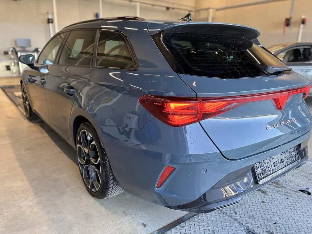 Cupra Leon ST 2.0TSI DSG 4Drive AHK Pano Dyn.Design 11/2025-photo-3