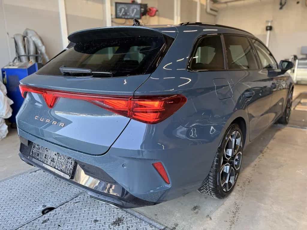 Cupra Leon ST 2.0TSI DSG 4Drive AHK Pano Dyn.Design 11/2025-photo-4