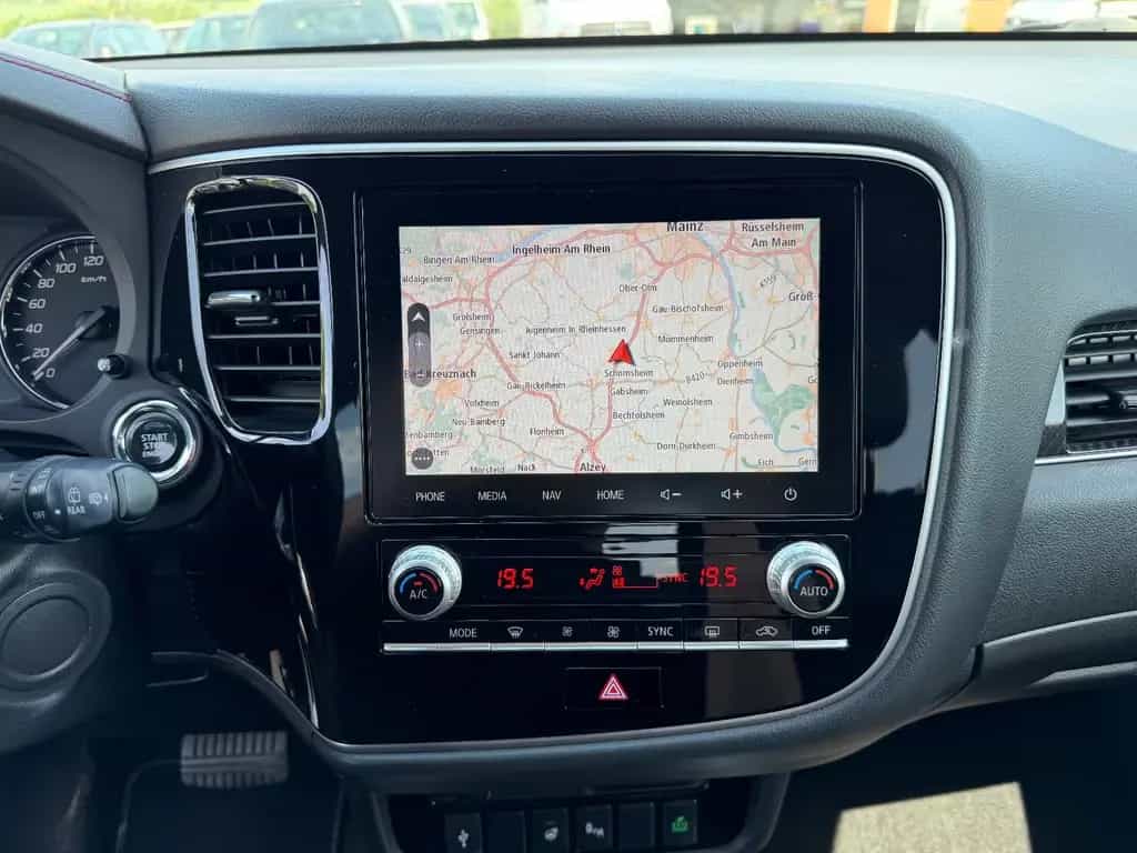 Mitsubishi Outlander Spirit*4x4*360Kam*AHK*AppleC*Garantie 07/2020-photo-16