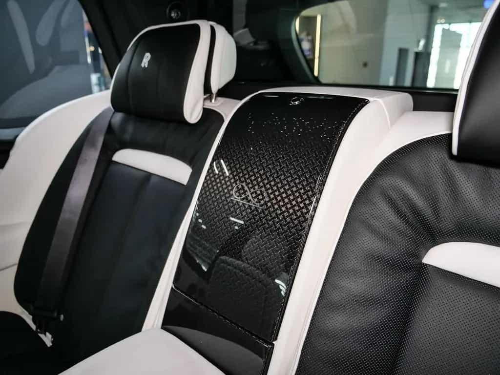 Rolls-Royce Cullinan Black Badge Series II null-photo-13
