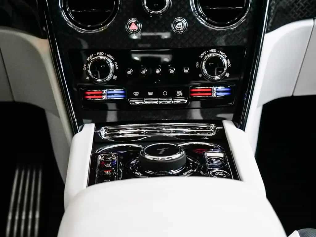 Rolls-Royce Cullinan Black Badge Series II null-photo-17