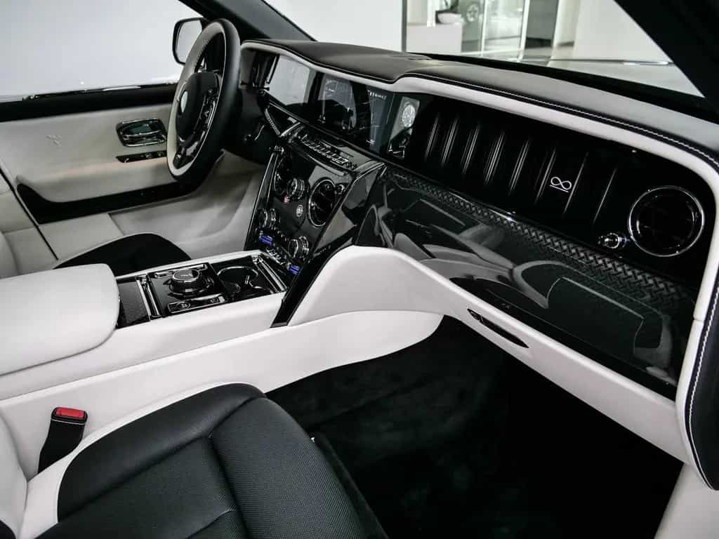 Rolls-Royce Cullinan Black Badge Series II null-photo-21