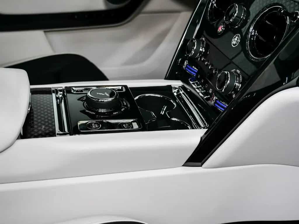Rolls-Royce Cullinan Black Badge Series II null-photo-24