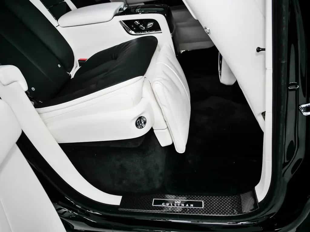 Rolls-Royce Cullinan Black Badge Series II null-photo-25
