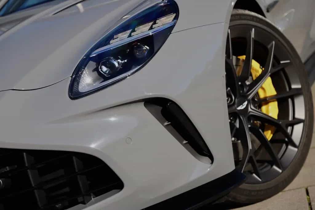 Aston Martin V8 Vantage 4.0 V8 Facelift 2x Black Pack 21 Zoll 01/2025-photo-1