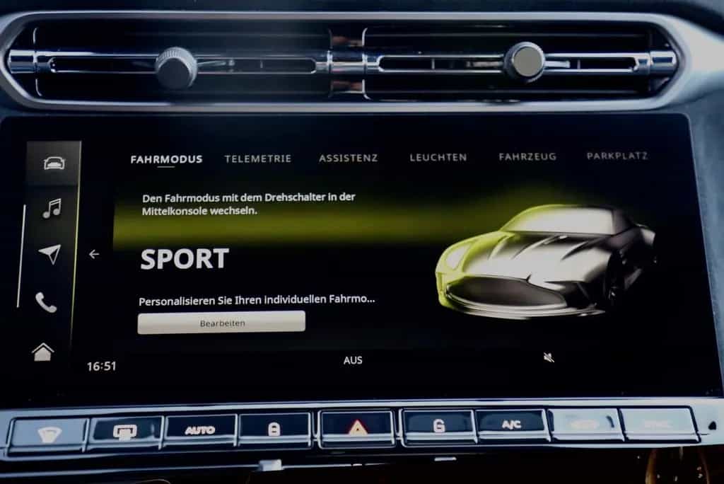 Aston Martin V8 Vantage 4.0 V8 Facelift 2x Black Pack 21 Zoll 01/2025-photo-21