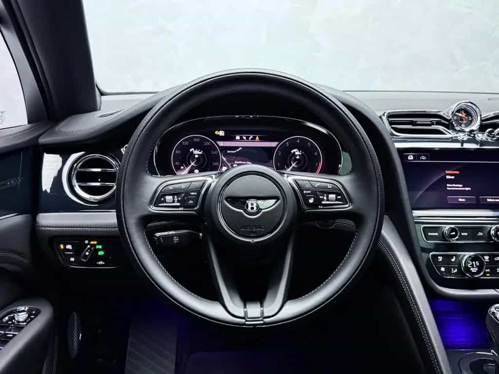 Bentley Bentayga V8 EWB BLACKLINE PANO NAIM 22" FULL PPF 01/2024-photo-24