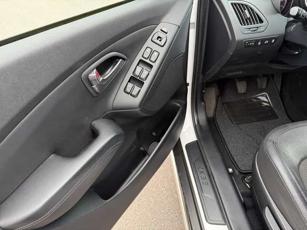 Hyundai ix35 1.6 Trend 2WD Teilleder 4x Sitzheizung PDC 08/2015-photo-17